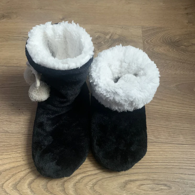 House Slipper Boots Womens Winter Warm Indoor Fur Ball Contton Plush Anti Skid Grip Soft Sole Home Fluffy Female Shoes Fashion