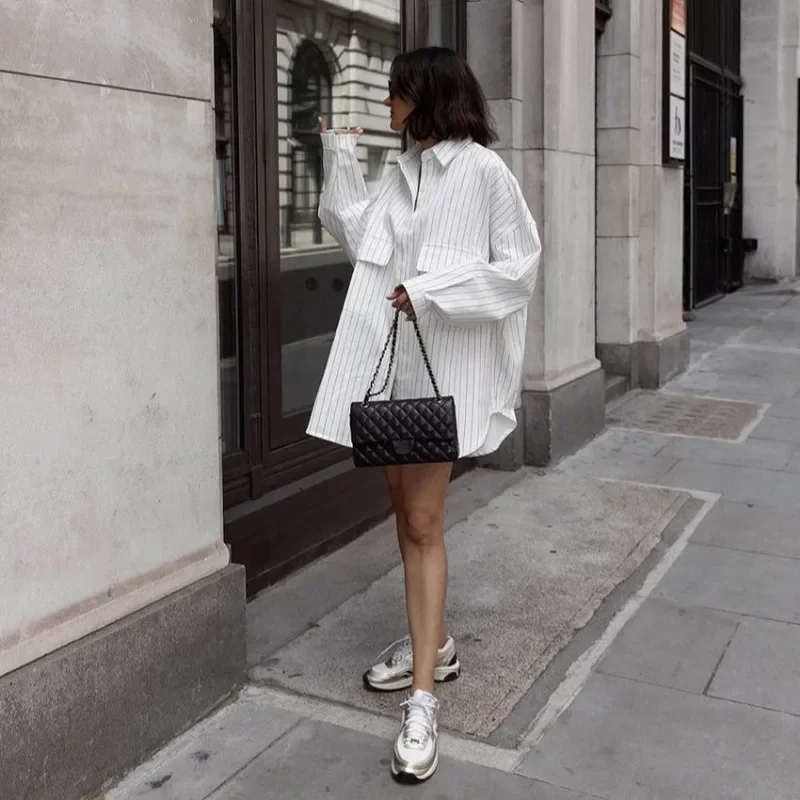 Модная осенне-зимняя женская длинная рубашка в полоску большого размера белая