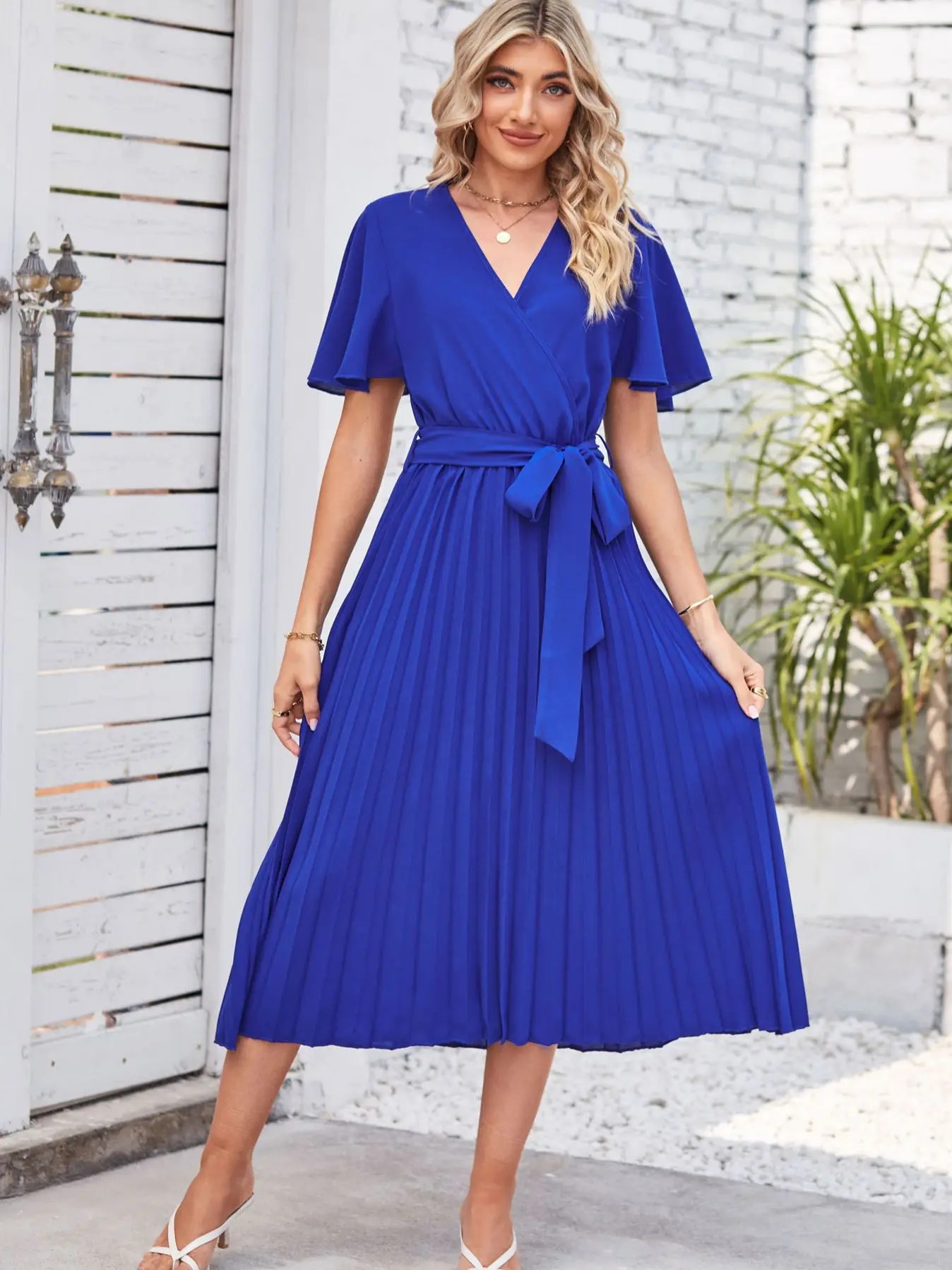 

Женское длинное платье-макси с V-образным вырезом