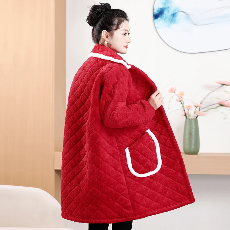 Утепленная женская куртка на флисовой подкладке с хлопковой подкладкой.