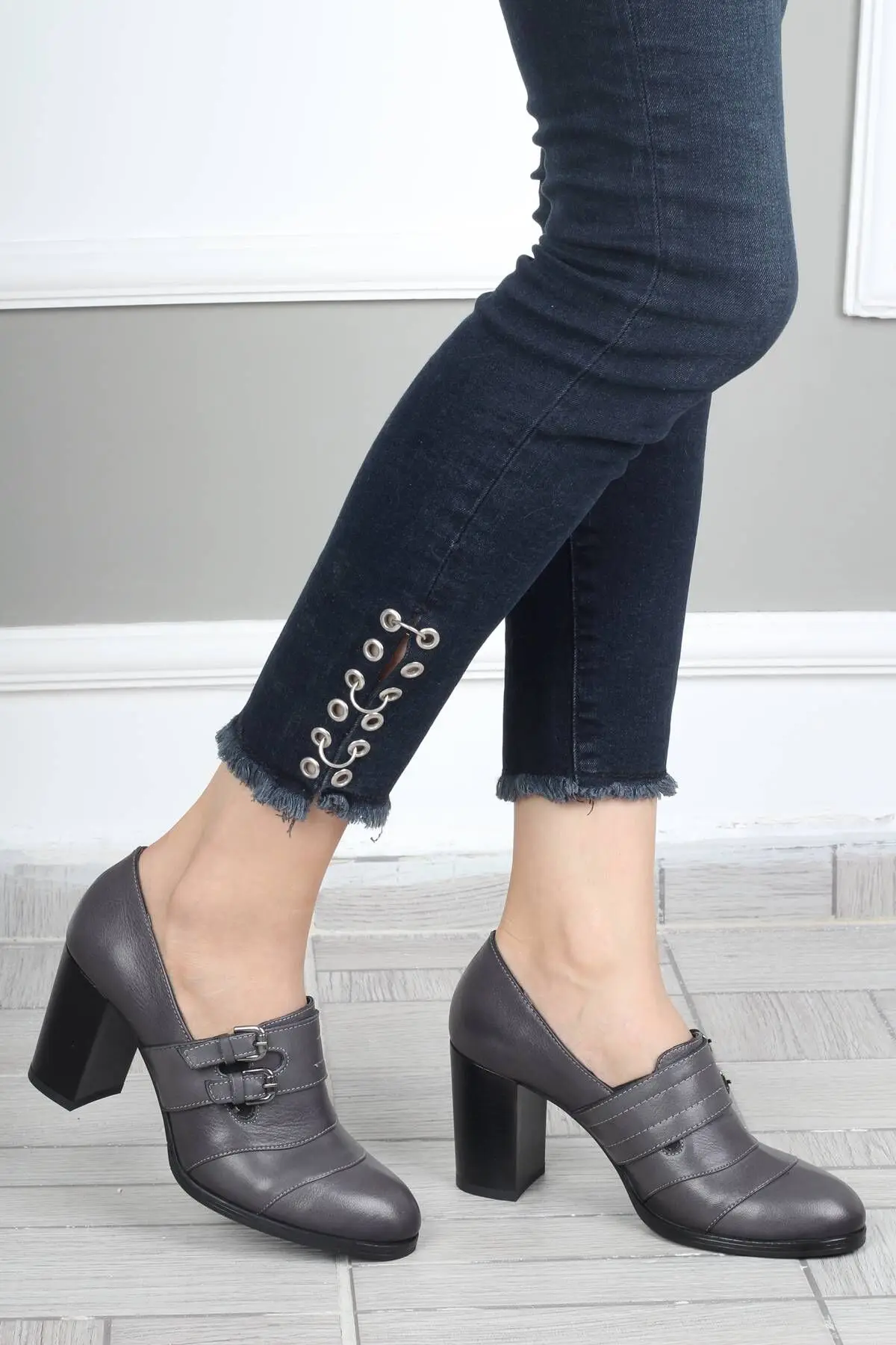 Женские туфли из натуральной кожи серого цвета с двойной пряжкой на высоком