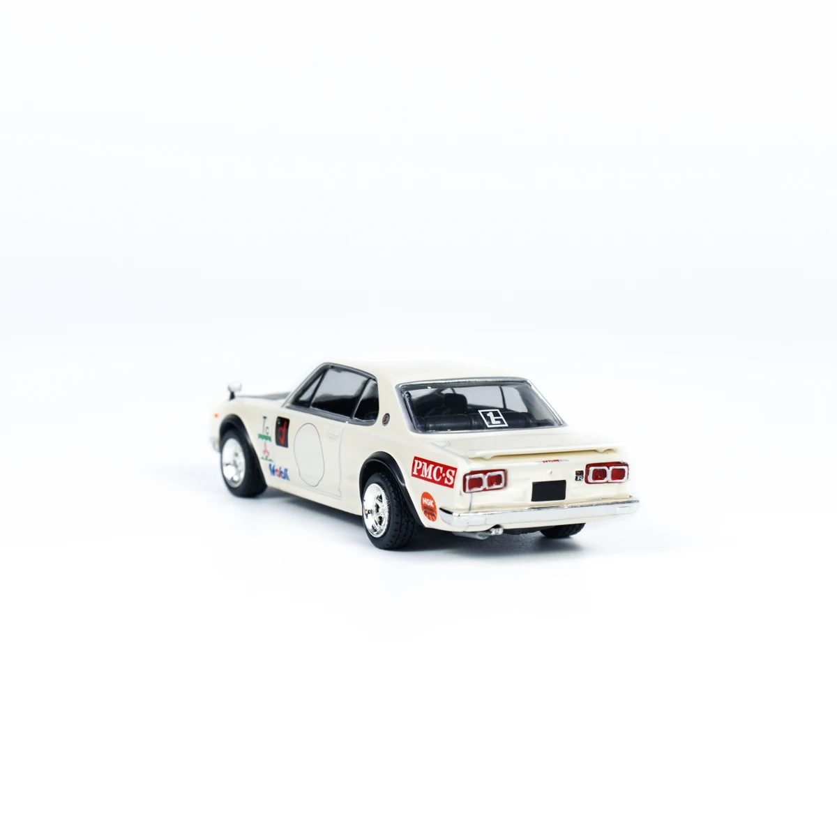 Белая модель автомобиля Tarmac Works 1:64 Skyline 2000 (KPGC10)