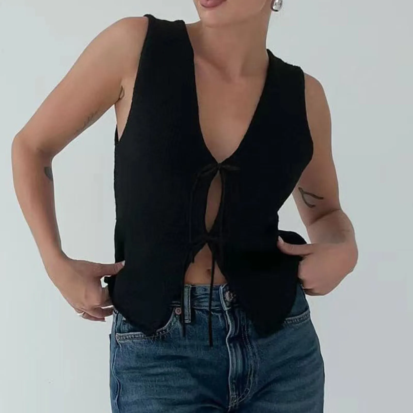 Женский трикотажный жилет винтажный простой однотонный без рукавов с V-образным