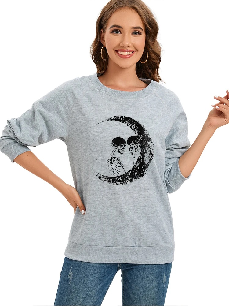 Женский топ с длинным рукавом круглым вырезом и принтом черепа