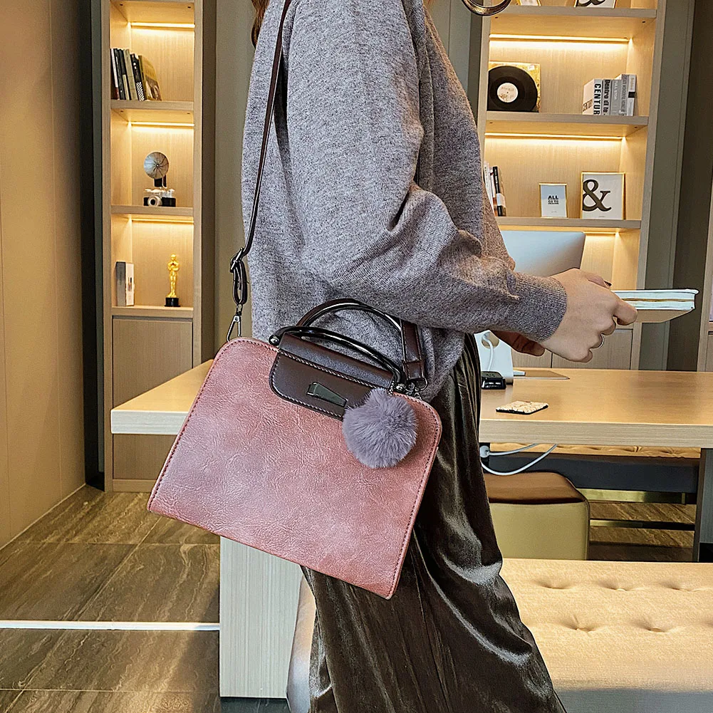 

Модный винтажный клатч, Женская однотонная Повседневная сумка с помпоном и подвеской, прочные сумки-мессенджеры через плечо из искусственн...