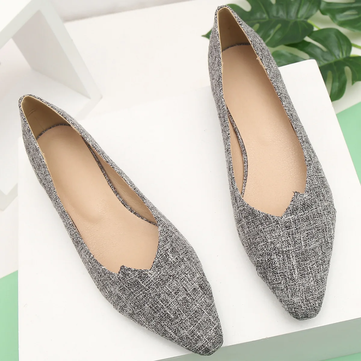 

Сланцы на низком каблуке, пластиковые, с закрытым носком, из пеньковой ткани