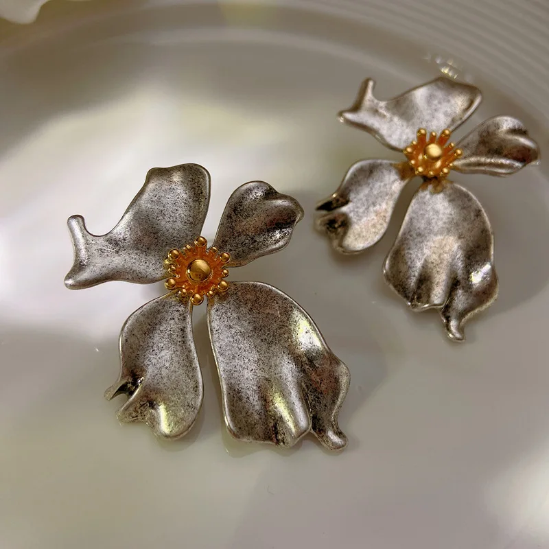 

Fashionable Cold Style Metal Big Petal Flower Stud Earrings Women's High-Grade Retro Temperament and Exaggerated Earrings