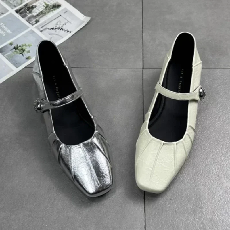 Женские туфли на высоком каблуке с металлическим украшением