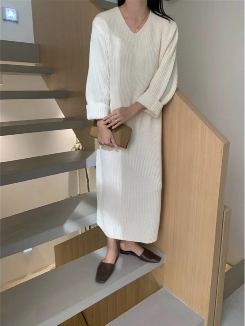 Женское вязаное платье-свитер с V-образным вырезом и длинным рукавом