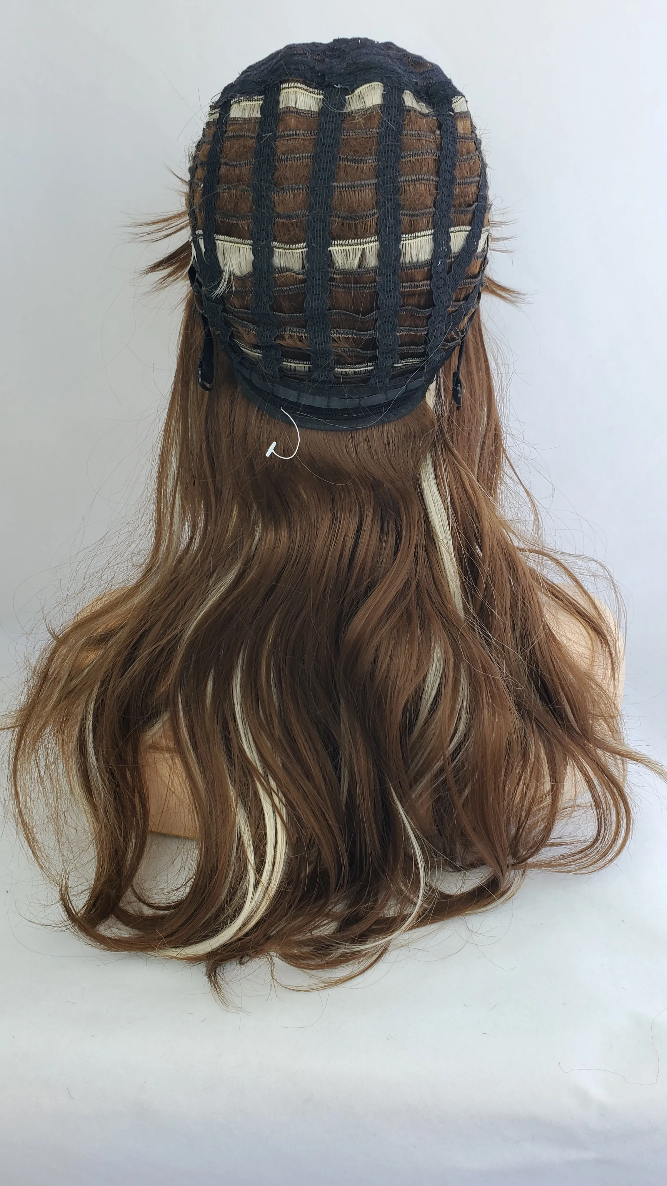 Рисунок 4 - Женский длинный синтетический парик смешанных цветов