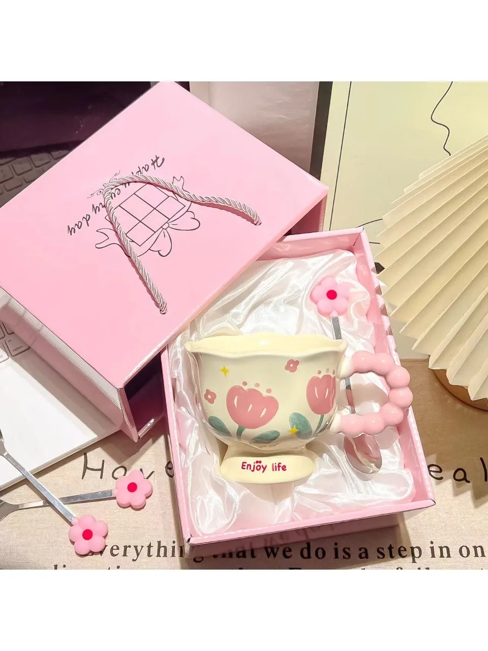 

Керамическая кружка с цветочным узором