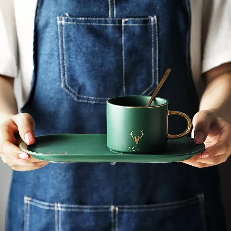 

Рождественская керамическая чашка, кофейные чашки с золотым ободком, кружка и блюдца, наборы ложек в подарочной коробке, кружки для чая, сое...