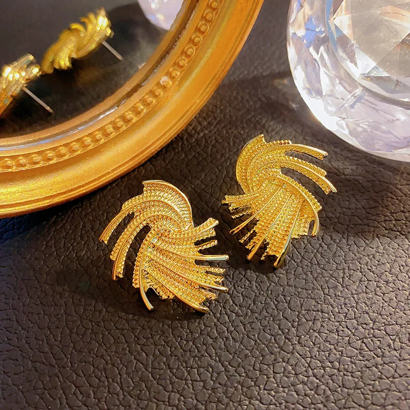 1pcs silver needle exaggerated metal sense earrings female light luxury niche senior earrings personality new wave unique