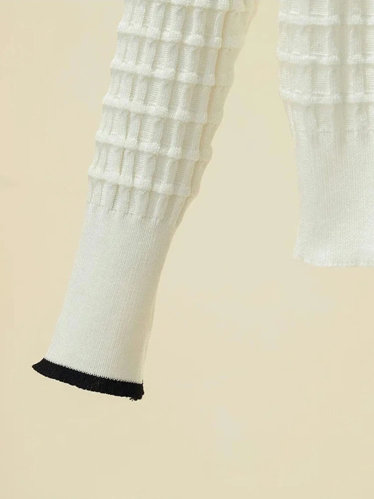 Свитер женский трикотажный в полоску с V-образным вырезом и пуговицами