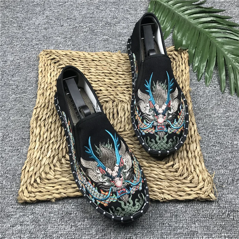 

2022 spring and autumn new fashion men and women models pure hand embroidered casual flat shoes 2825