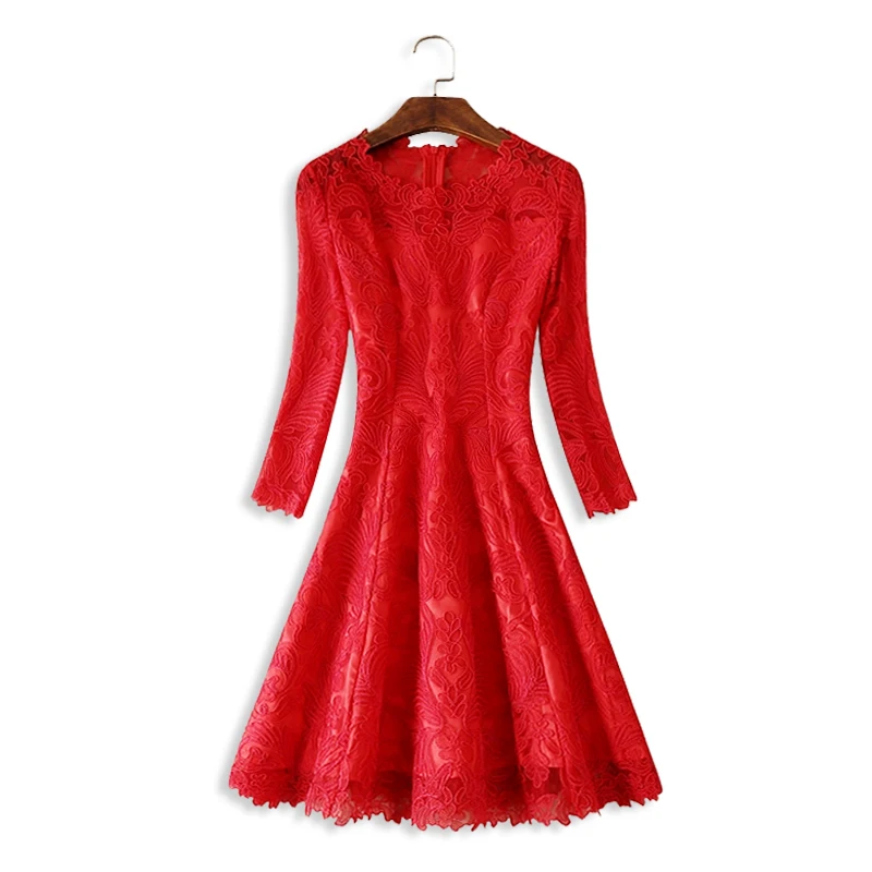 Большое красное платье с вышивкой осенне-зимнее в том же самое со звездами