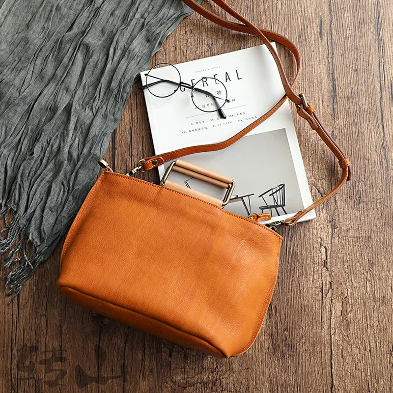 

AETOO Explosive style vegetable tanned cowhide woman bag tree paste skin retro first layer portable oblique collapse bag
