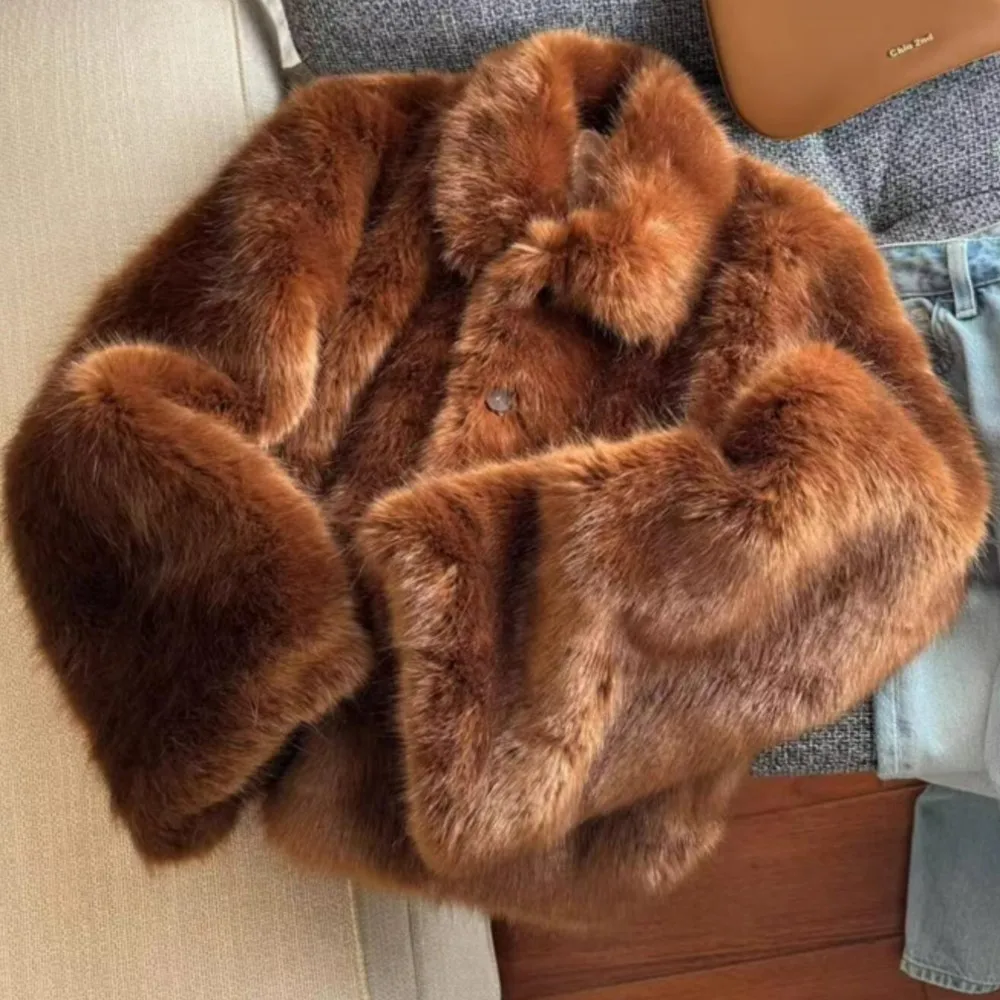 Зимнее коричнево-оранжевое пальто с отложным воротником и лацканами волосатое