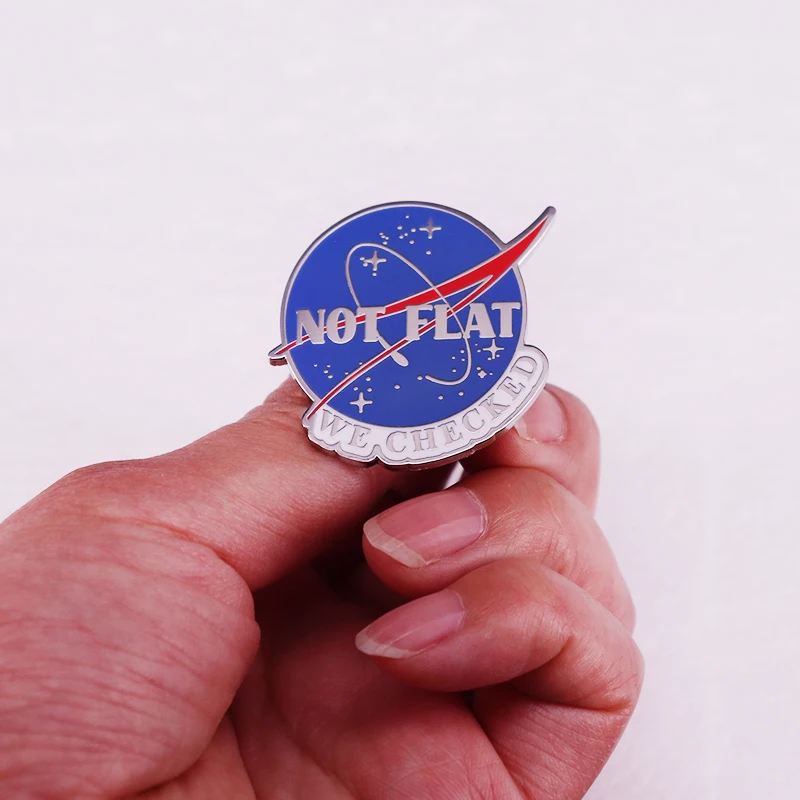 Эмалированная брошь в виде земли