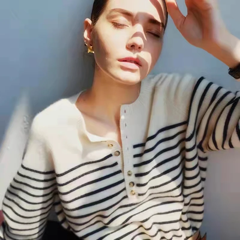 Женский вязаный пуловер с круглым вырезом