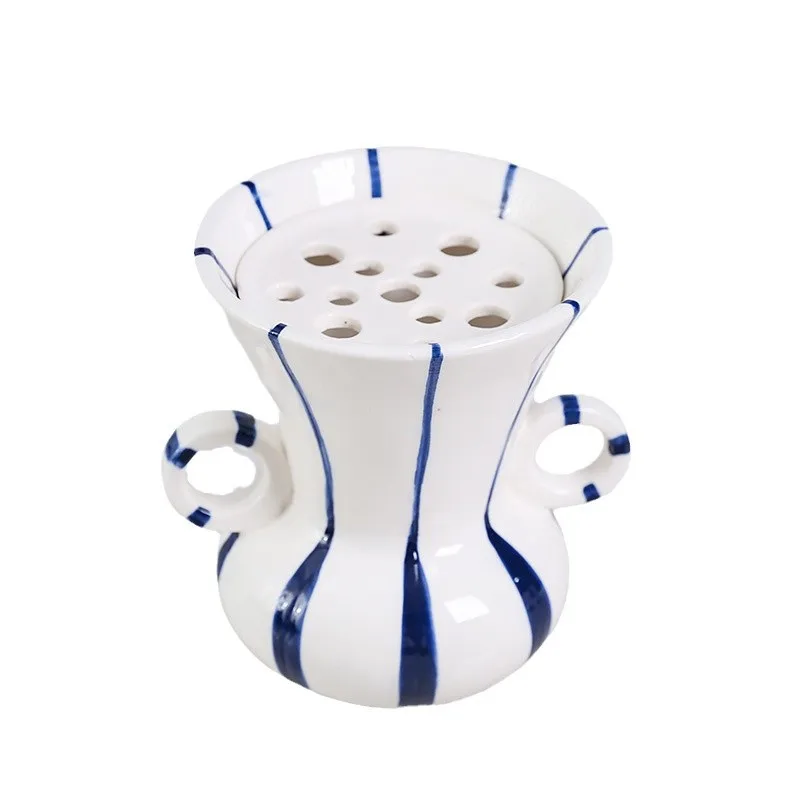 Керамическая ваза в полоску с широким горшком