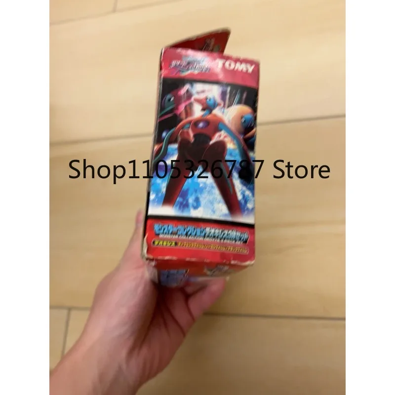 Фото Оригинальный подарочный набор TOMY Deoxys AG, три фигурки в разных позах (оранжево-синие), абсолютно новый, в комплекте с оригинальной заводской коробкой. №3