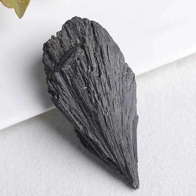 

Необработанный черный турмалин