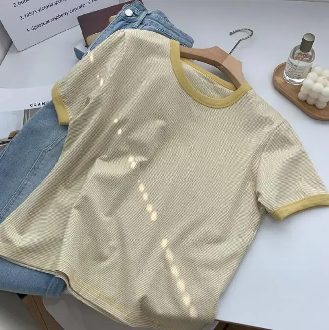 

Retro striped t-shirt for women with short sleeves