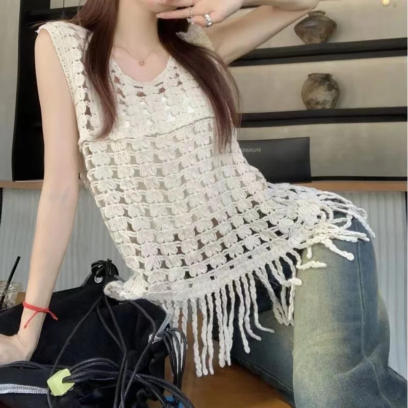 

Summer New Commuter Design Sense V-neck Hollow out Tassel Tank Top