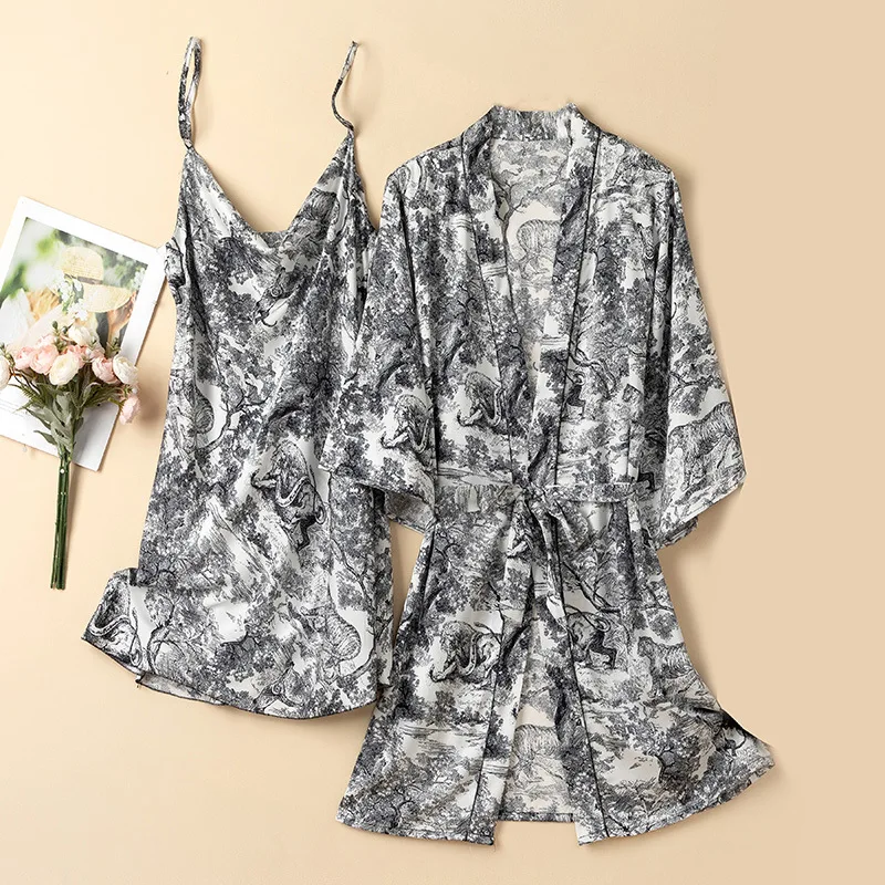 

Комплект женский атласный кружевной из халата и рубашки с V-образным вырезом