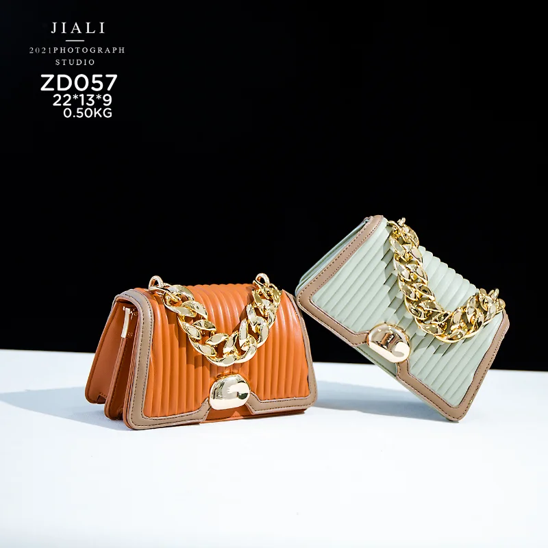 

ZD057 Luxury Solid Color Vintage Soft Pu Leather Handbag OEM Ladies Chain Red Handbags For Women in Bulk