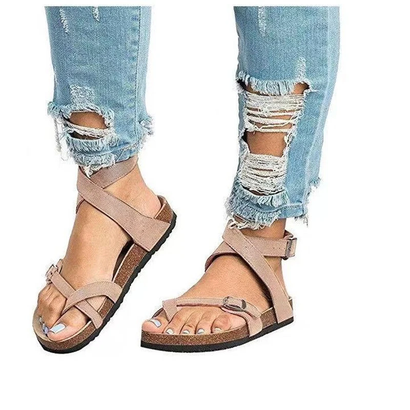 

Летние новые женские тапочки 2022, универсальные, повседневные женские сандалии с перекрестными застежками, с пряжкой на плоской подошве, кож...