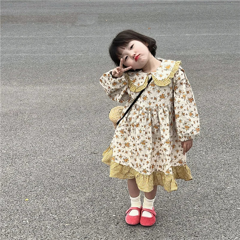 

Платье ТРАПЕЦИЕВИДНОЕ выше колена, с отложным воротником и цветочным принтом