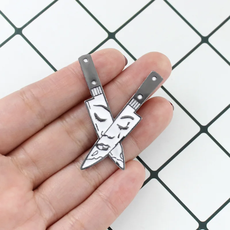 Значок брошь лезвие. Брошь клинок. Брошь нож. Серьги в виде ножа. Брошь клинок.