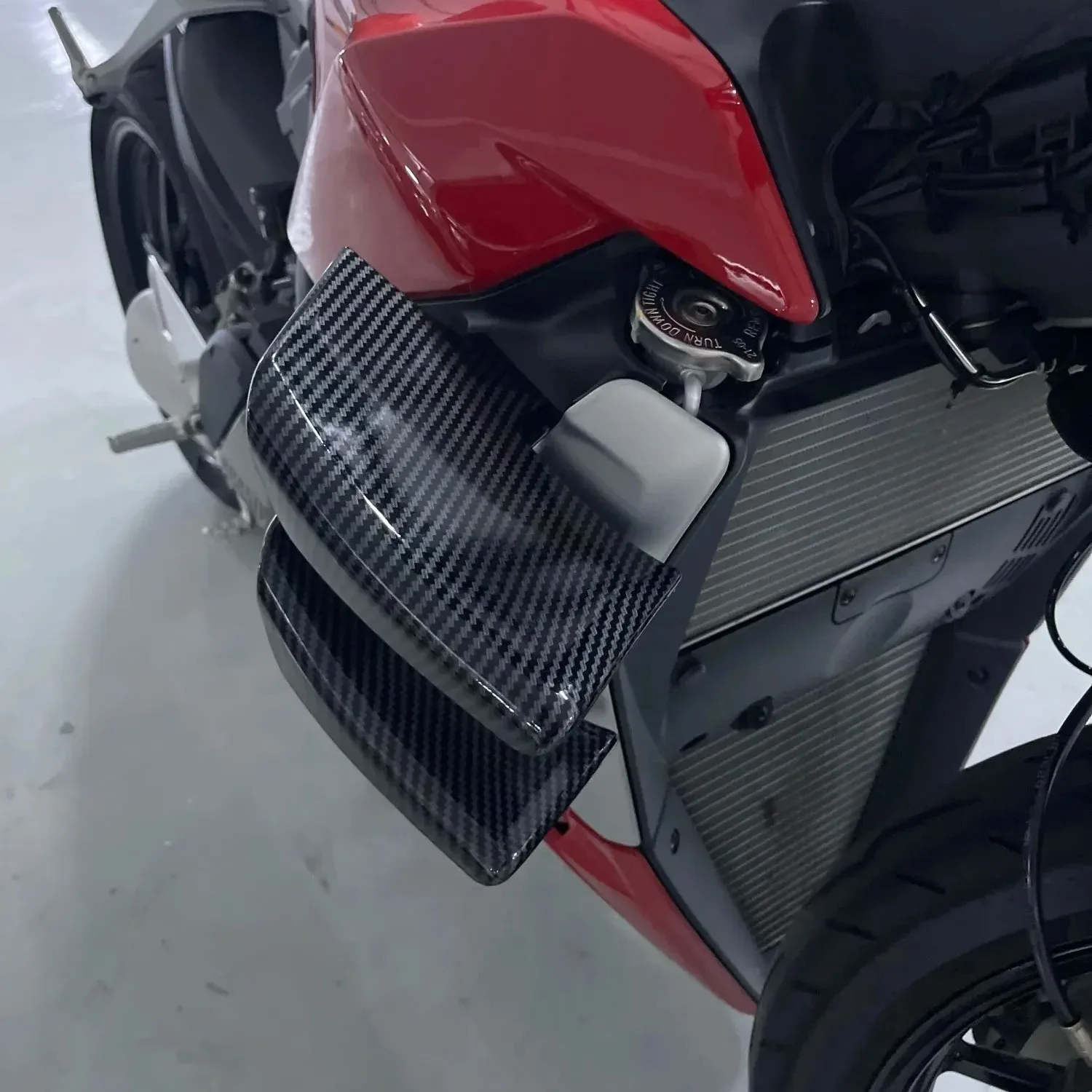 Фото Комплект накладок-спойлеров (винглетов) для мотоциклов DUCATI Streetfighter V4 V4S V2 2020 2021 2022 2023 2024 №5