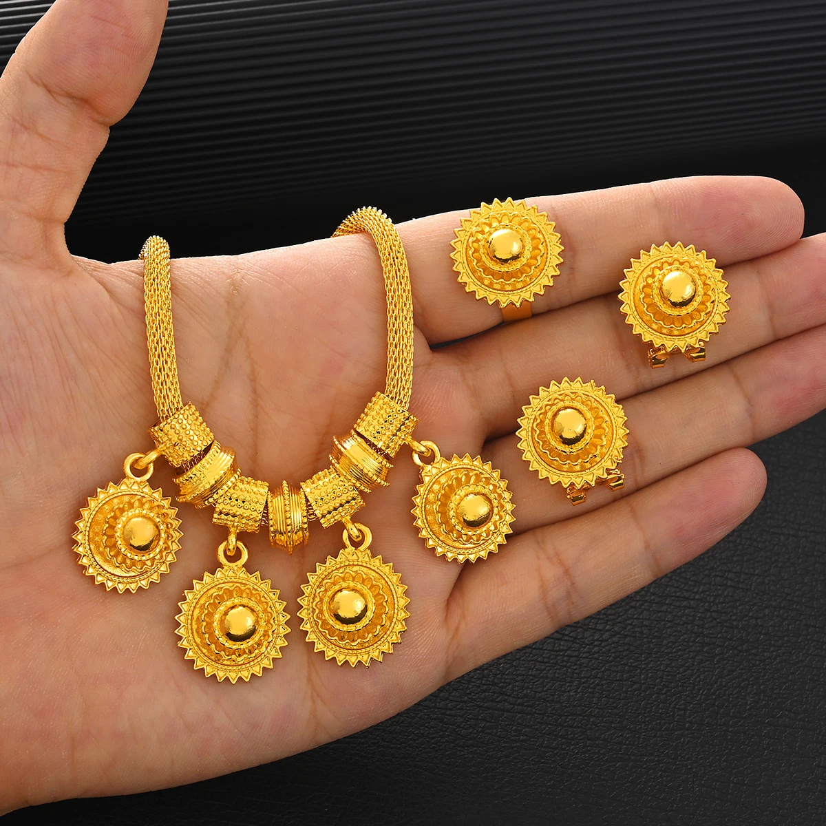 Комплект из колье и серёг под золото 24 к