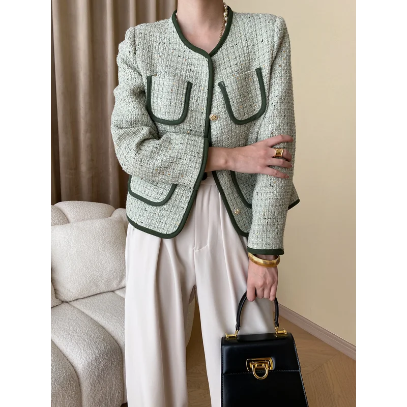 Рисунок 6 - Женское твидовое пальто с контрастными карманами