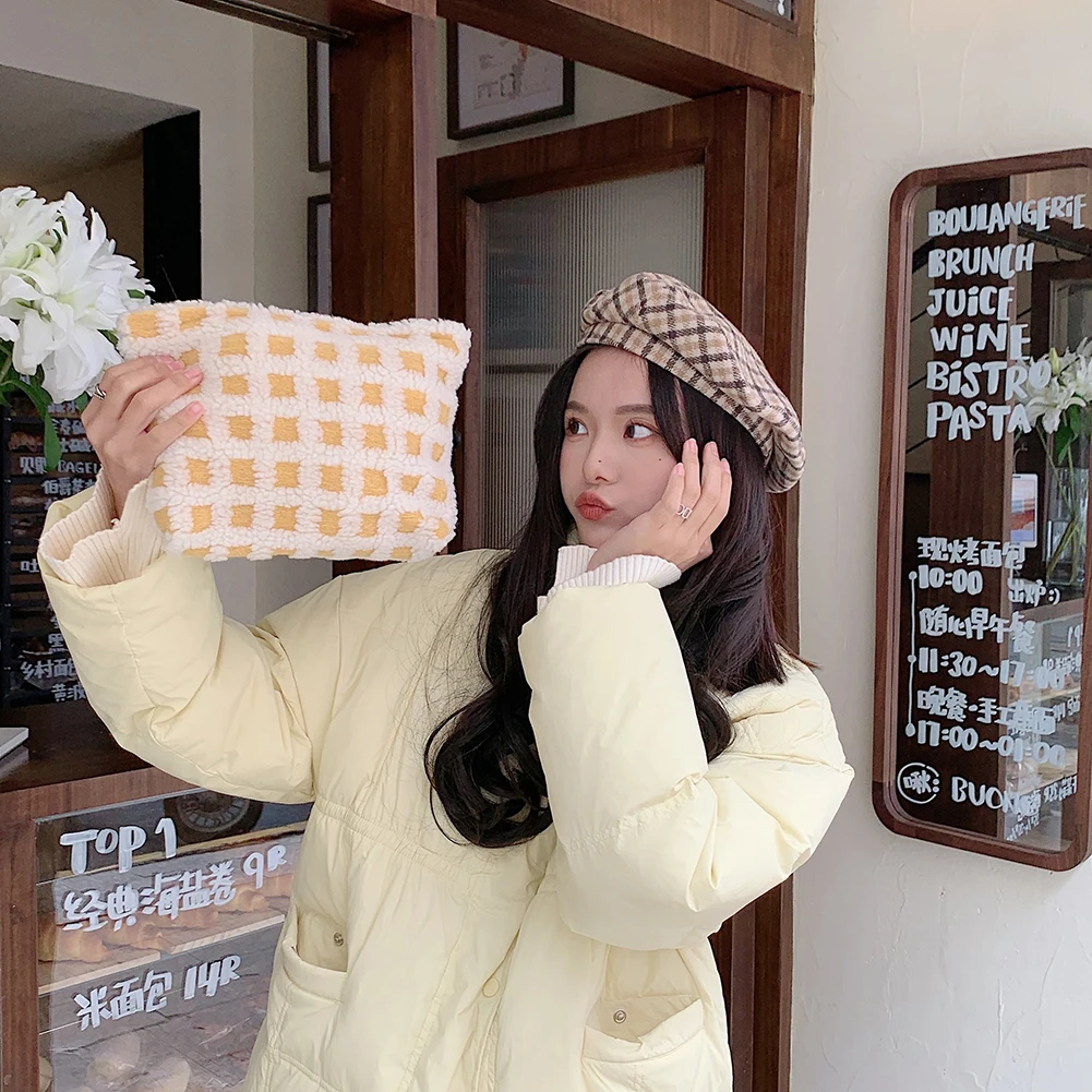 

Клатч для женщин, сумочки, вафельная клетчатая плюшевая Сумочка для макияжа, вместительный органайзер для помады, чехлы, портативные на мол...