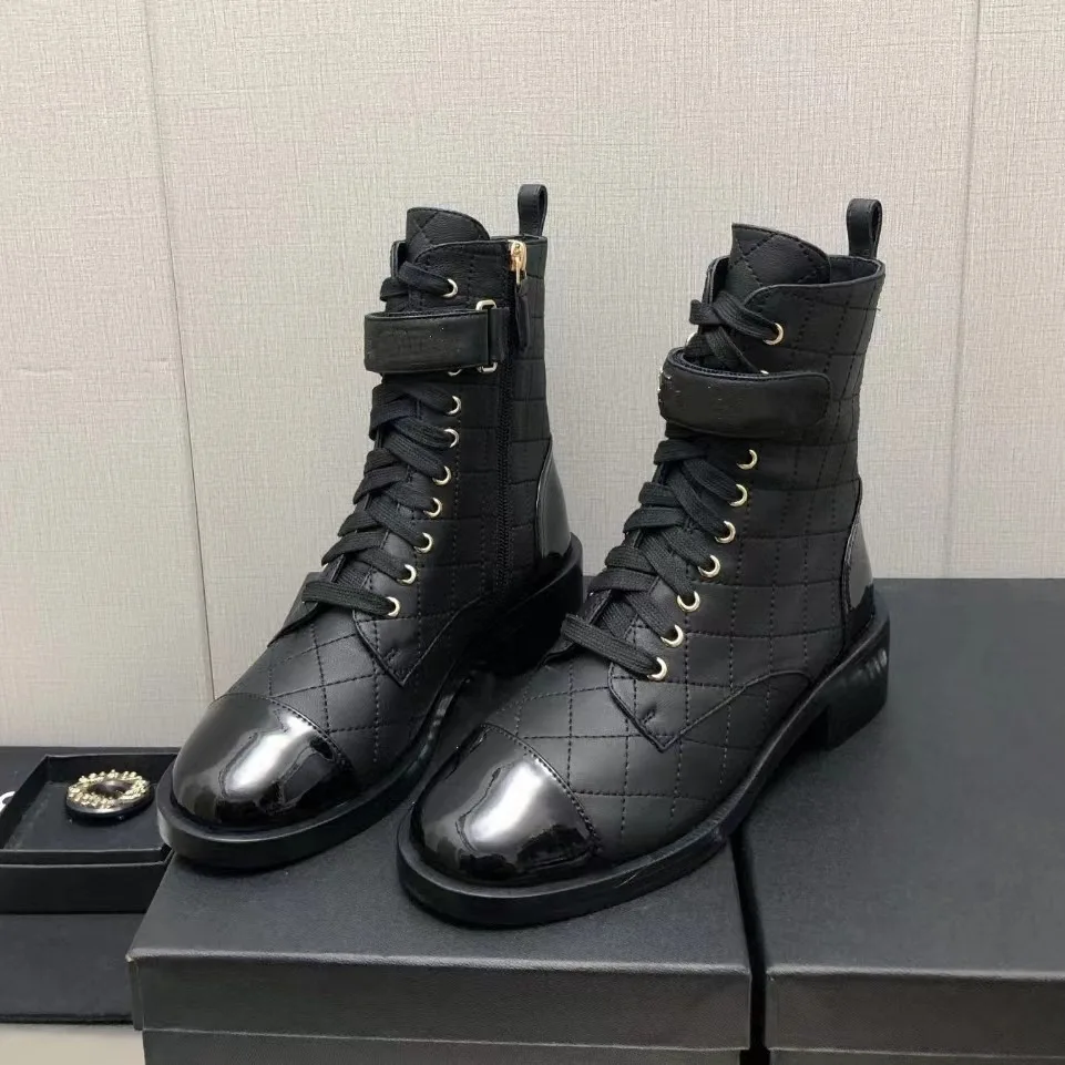 

Autumn/winter Little Fragrant Style Ladies Style Diamond Grid Spliced Patent Leather Round Head Thick Heel Lace Up Women's Boots