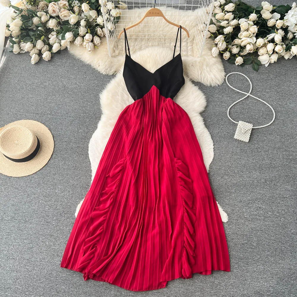 

Женское платье средней длины с V-образным вырезом