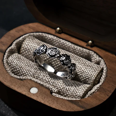 ЛЕННИК Открытое регулируемое кольцо серебряного цвета из меди