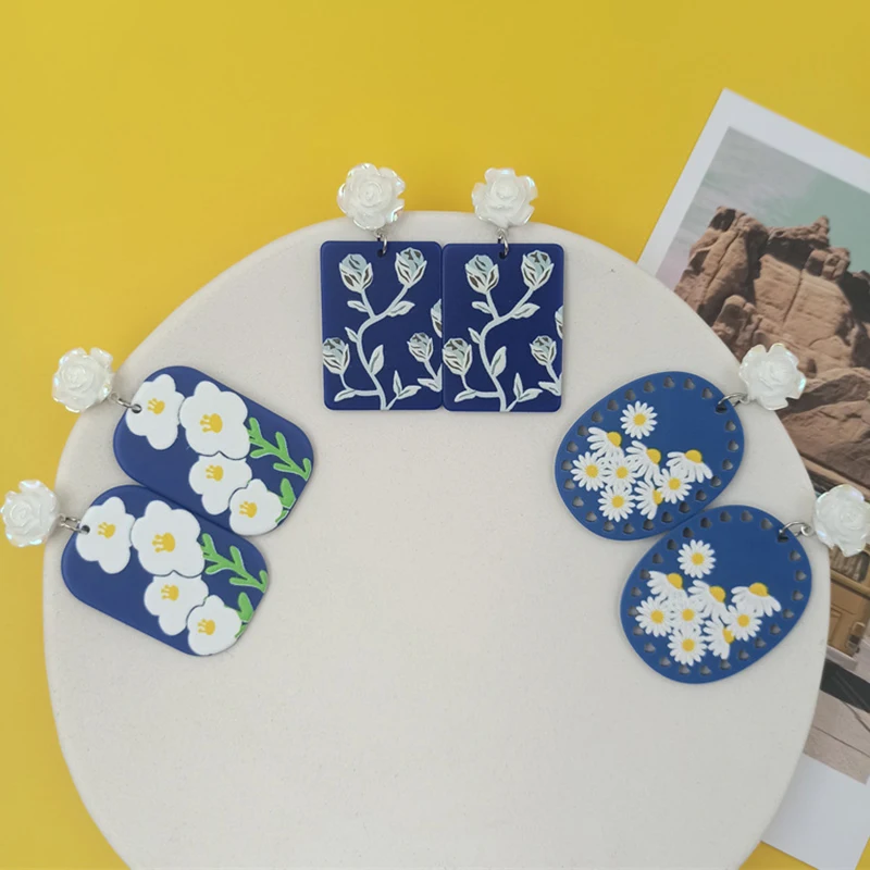 

Summer Rose Hollow Blue White Daisy Flower Stud Earring for Women Holiday Silver Needle Romantic Cute Acrylic Jewelry Wholesale