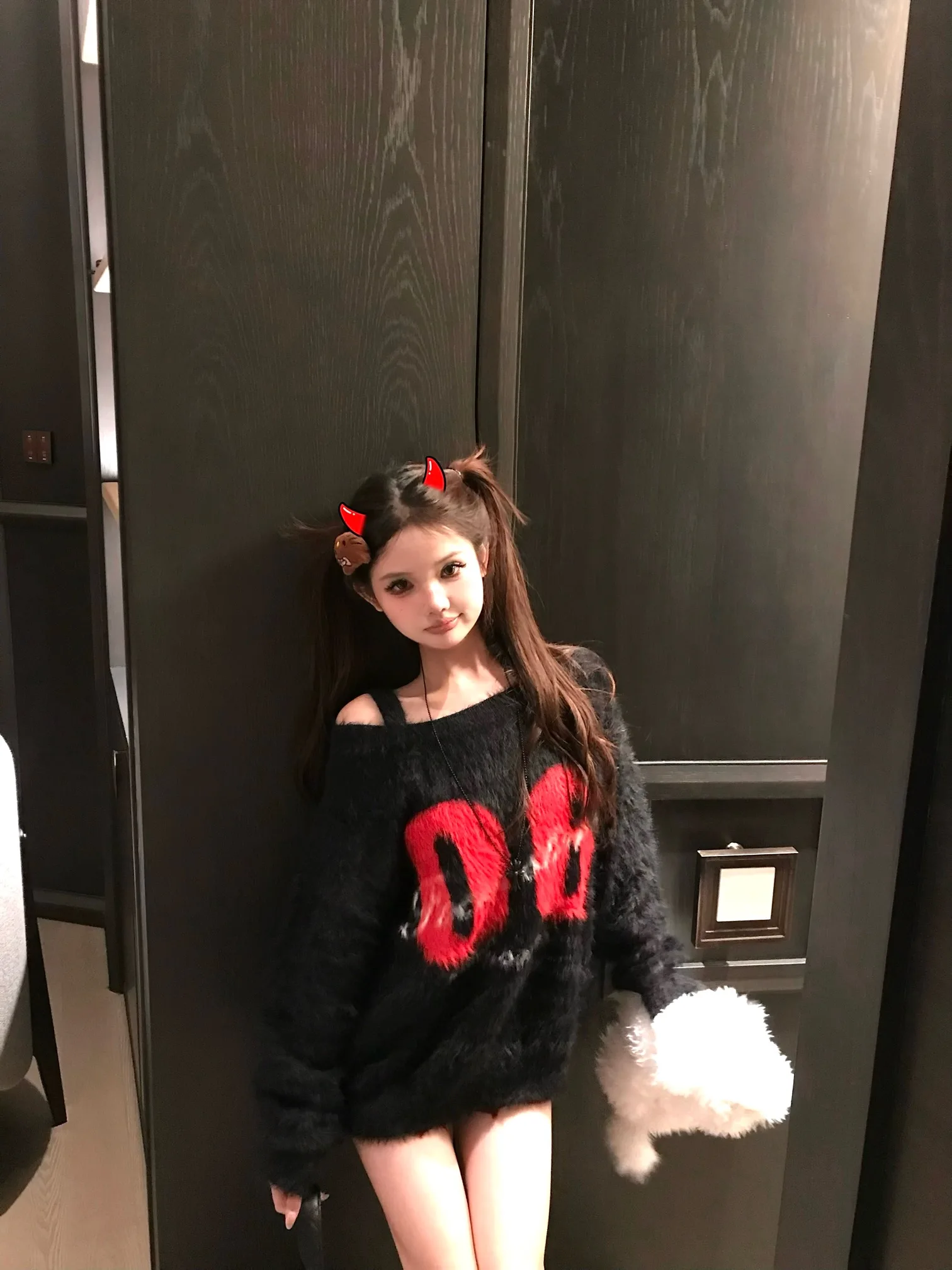 Белый жаккардовый норковый бархатный свитер с наклонными плечами и буквами