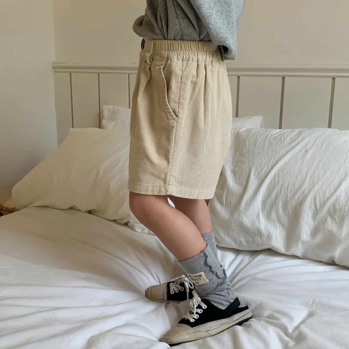 

Детская одежда, шорты для маленьких девочек, Новинка осени 2023, корейский вельветовый однотонный модный Свободный Простой ремень с эластичным поясом в стиле унисекс