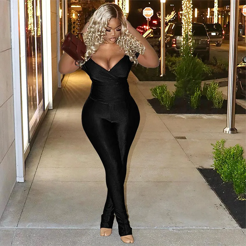 Женский спортивный костюм с глубоким V-образным вырезом и коротким рукавом