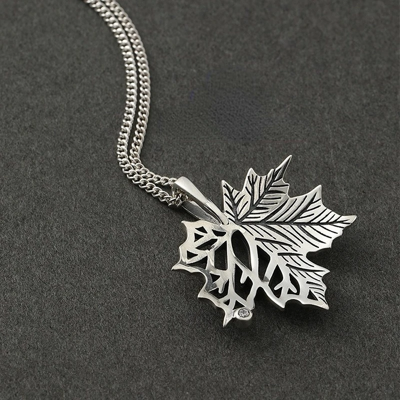 

SHARK Silver Maple Leaf Shape Pendant for Couples Women Mens Punk Gothic Personality Retro Party Jewelry Accessories Gift