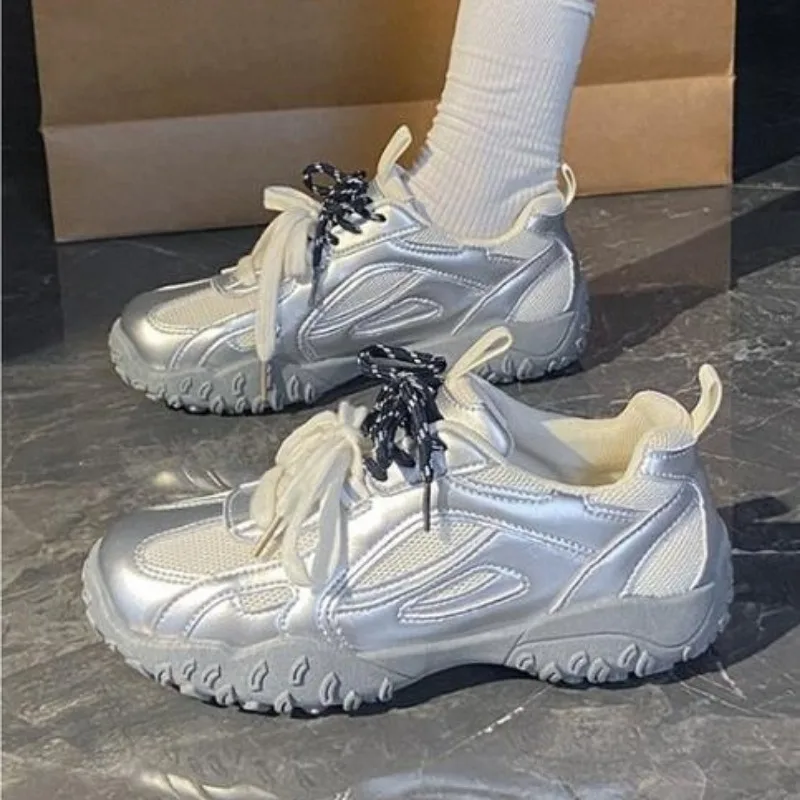 Женские кожаные кроссовки с ремешком