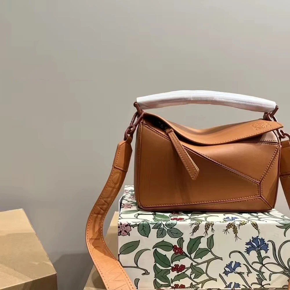 

2023 new leather women's bag high -end version of the shoulder -shoulder handbag geometric bags