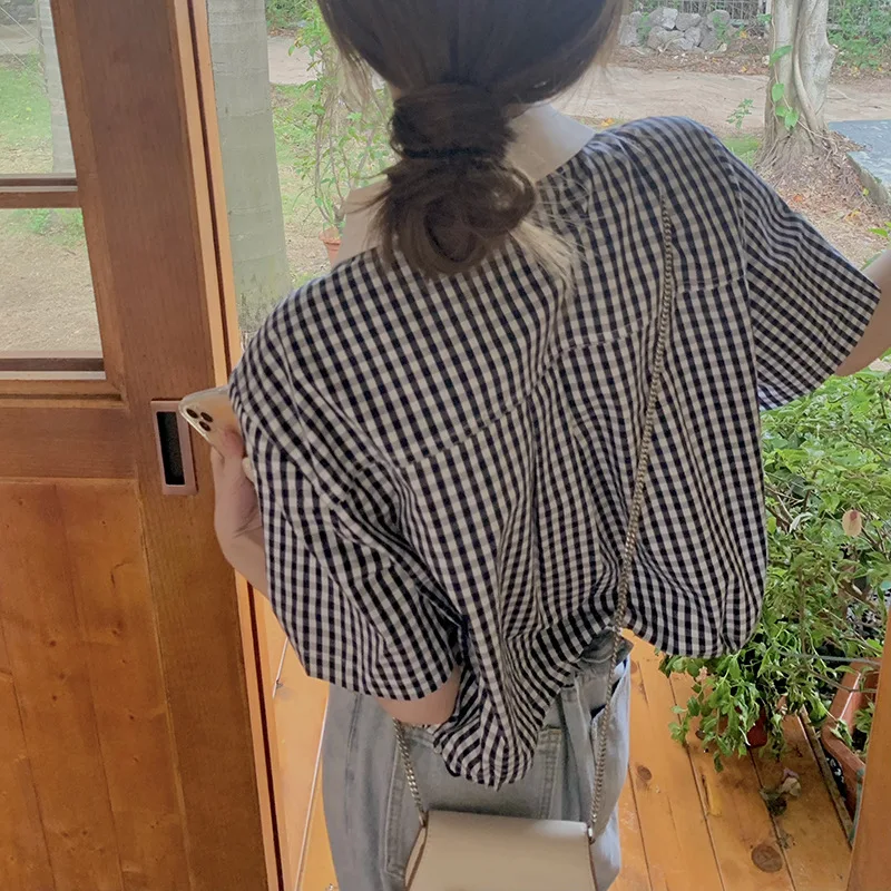 Женский топ с воротником в клетку и коротким рукавом