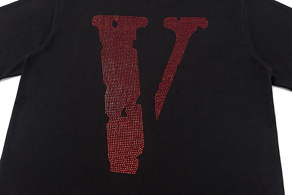 Повседневная хлопковая свободная футболка Vlone 22ss с надписью, с V-образным вырезом и коротким рукавом, весна-лето (art.: 3920bcbdda011) - 3920bcbdda011